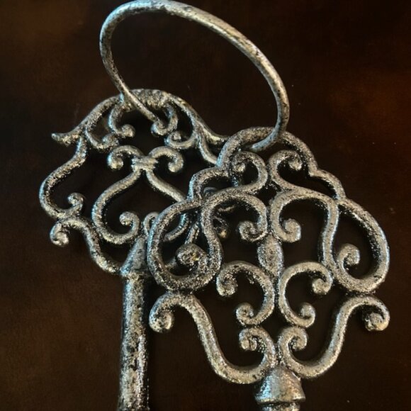 Large 12" Ornate Cast Iron Antique Style Keys Silver Wall Home Decor - Picture 7 of 8